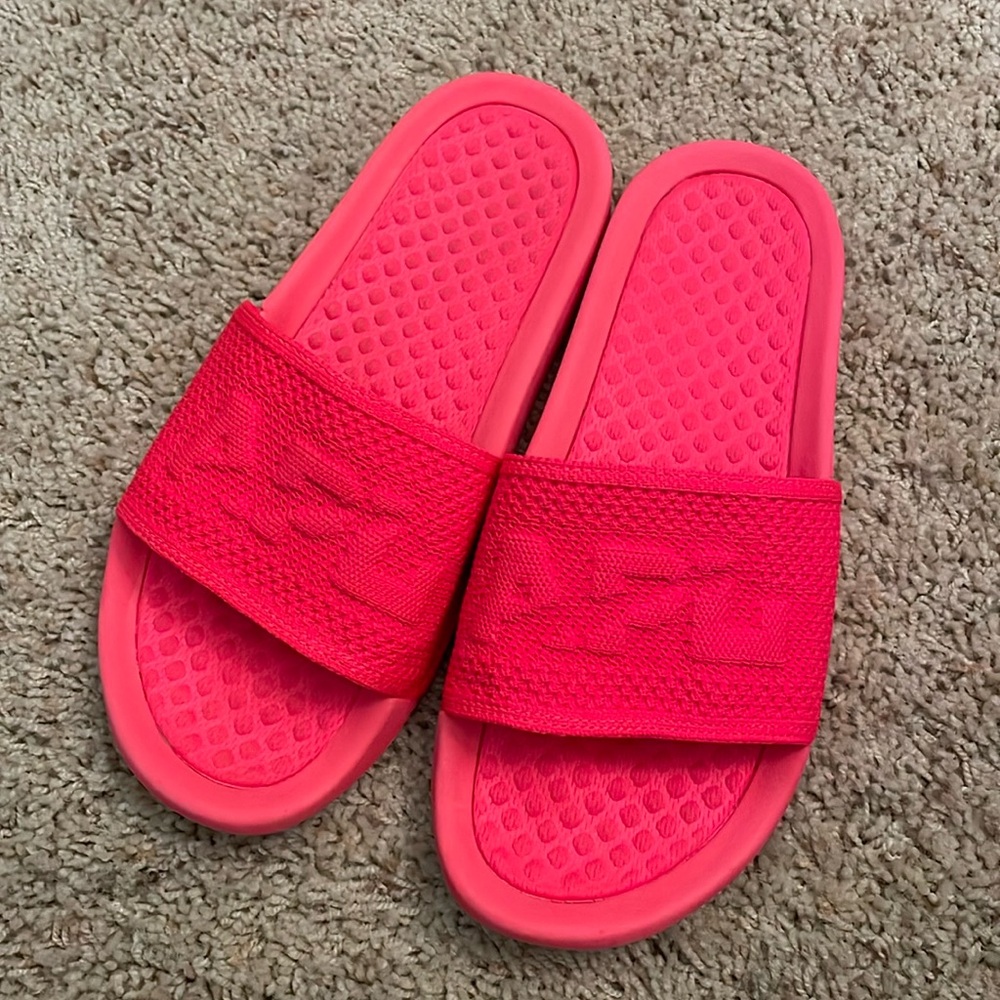 APL Women’s Techloom Pink Slides